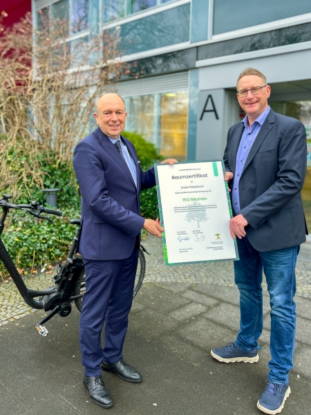 Landrat Christoph Rüther und Jan Hendrik Hansen, stellv. Amtsleiter des Personalservices, erhielten stellvertretend für den Kreis Paderborn das Baumzertifikat 